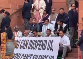 Opposition Chaos Escalates in Parliament; Rahul and Priyanka Gandhi Step In