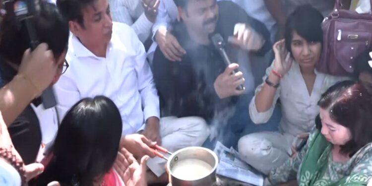 Congress Workers Stage LPG Protest In Delhi, Cook Tea On Chulha