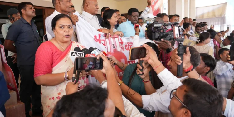 LPG Shortage Protest Outside Jharkhand Assembly, Minister Deepika Pandey Singh Targets Centre