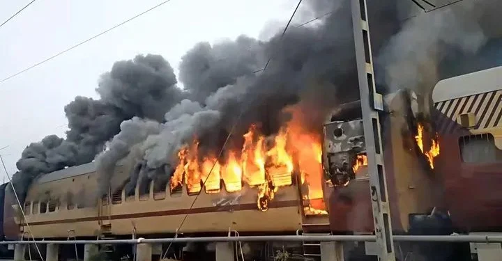 Fire Breaks Out in Sasaram-Patna Fast Passenger Train Coach, Panic at Station