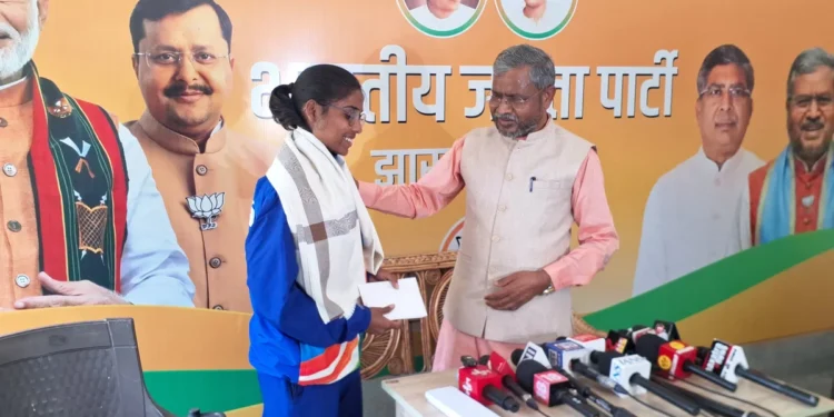 Babulal Marandi Honours Gold-Winning Shooter Devasi Hembram From Jamtara