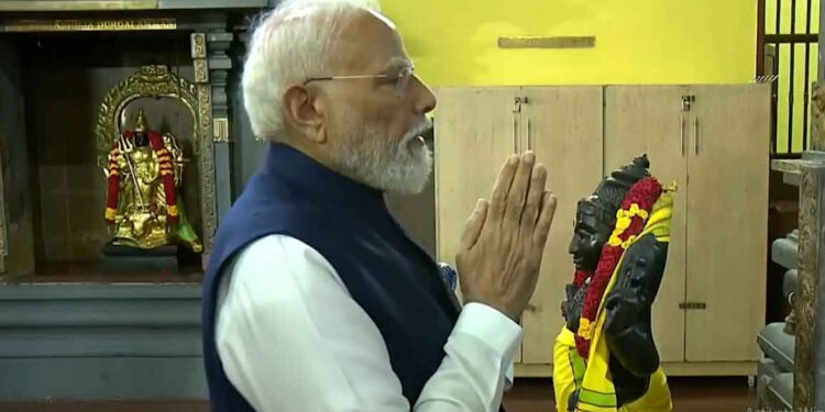PM Modi Offers Prayers at Seychelles’ Only Hindu Temple, Awarded ‘Guardian of the Blue Horizon’ Title