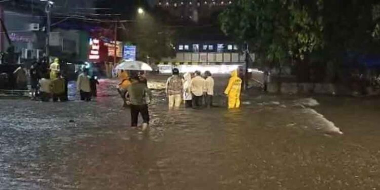 Mumbai Paralysed by Monsoon Rains, Streets Flooded, Local Trains Disrupted and Andheri Subway Shut