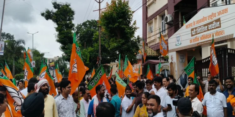 BJP Workers Gather with Sticks Ahead of Congress March, Raise ‘Rahul Gandhi Murdabad’ Slogans