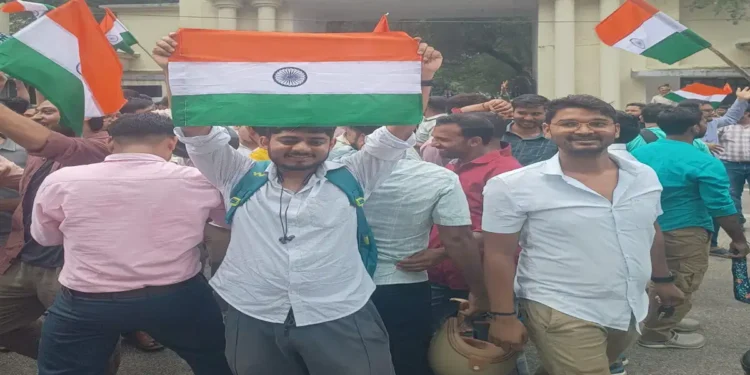 JSSC-CGL Aspirants Celebrate as HC Grants Stay, Sing National Anthem, Kiss the Ground