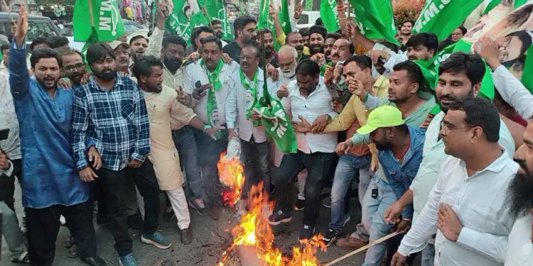 JMM Burns Effigy of CEC Gyanesh Kumar at Albert Ekka Chowk, Demands Resignation